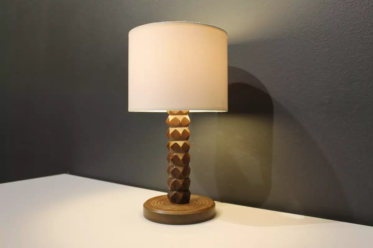 Lampe en bois brutaliste